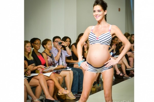 Հղի մոդելները ներքնազգեստով պոդիում են բարձրացել