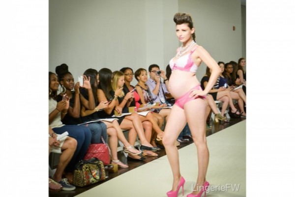 Հղի մոդելները ներքնազգեստով պոդիում են բարձրացել