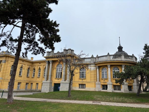 Széchenyi Thermal Baths-1-LN.jpg 300x400