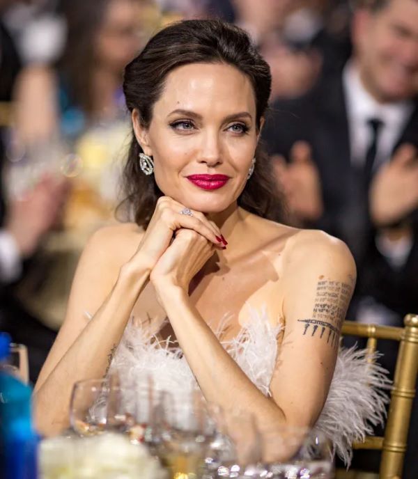 angelina-joly-25-4-LN.jpg 300x400