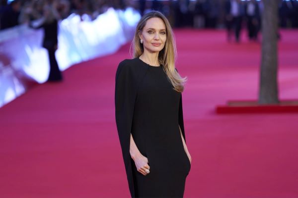 angelina-joly-25-6-LN 300x400