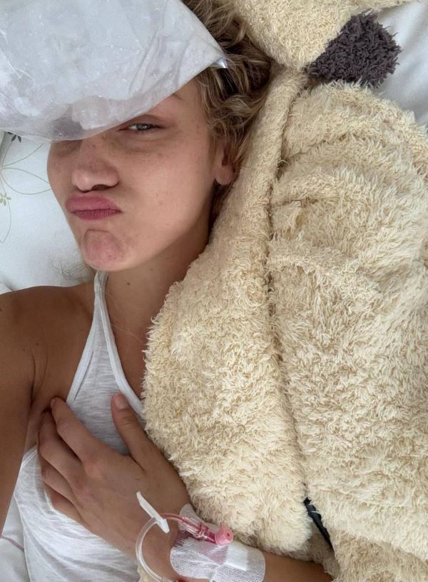 bella-hadid-hospital-2-LN.jpg 300x400