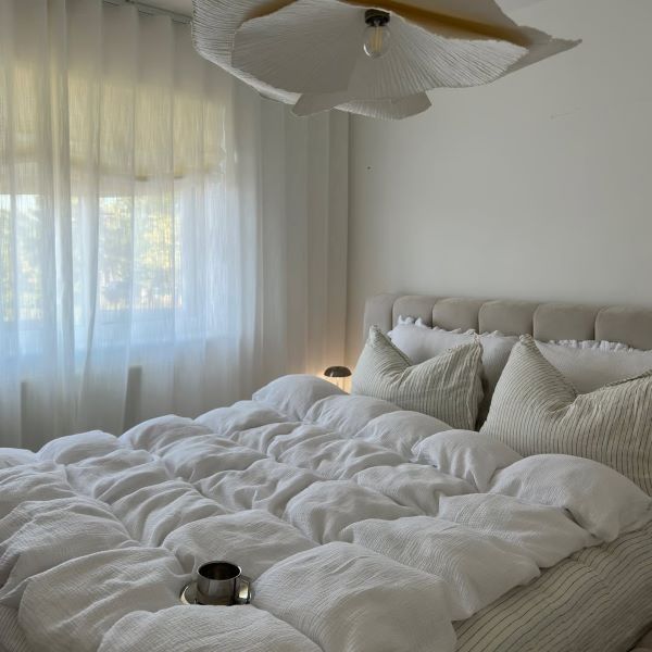 kak-vibrat-postelnoe-belyo-1-LN 300x400