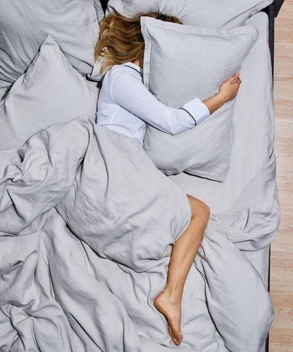 kak-vibrat-postelnoe-belyo-2-LN+ 300x400